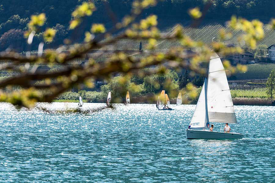 navigazione a vela sul lago di Caldaro